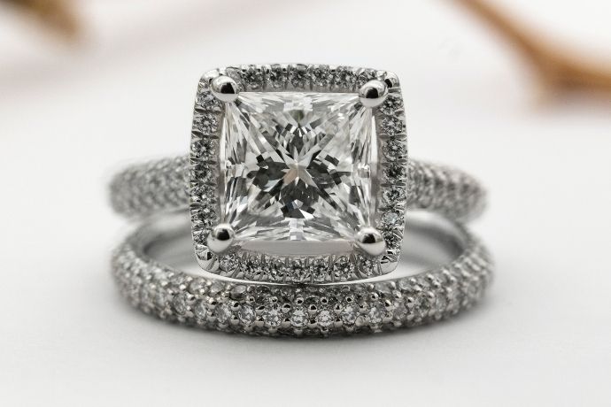 Here is the image of the ring where you can see the white diamond on the top of the ring and if you are looking for the best white diamond dealers in Belgium Contact the Anita Diamonds.